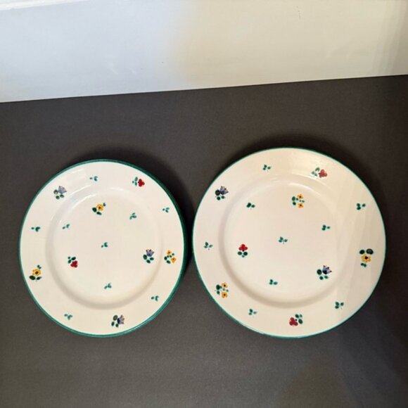 GMUNDNER KERAMIK AUSTRIA HANDMADE DINNER PLATES PAIR WHITE GREEN FLORAL DINING - Picture 3 of 8